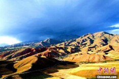 航拍金色祁连山：秋景迷人 风景如画