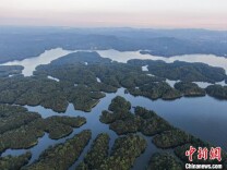航拍江西新余仙女湖落日 山水交织风景美如画
