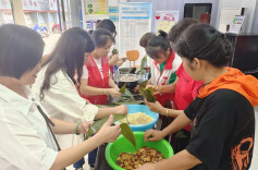 雨湖区楠竹山镇永丰社区：齐包“廉心粽” 共话好家风