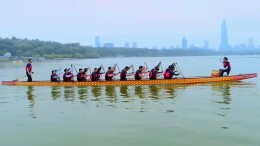 南京龙舟队队长傅雷喊话“长沙龙舟”：“拿不到冠军，游回南京！”