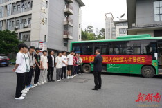 【通道就业·业就道通】学生赴企业参加岗位实习 支持当地企业用工生产