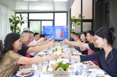 「内参和Ta的朋友们」父子酒聚 温情举办