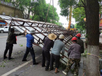 华容城管出手消除市民“头顶之患”