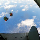 南海上空纵身一跃，乘着伞花去逐浪