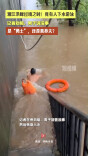 湘江洪峰过境之时 竟有人下水游泳！