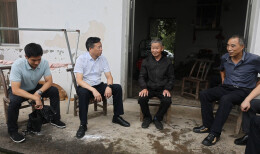 周鹏到东山镇走访慰问困难党员