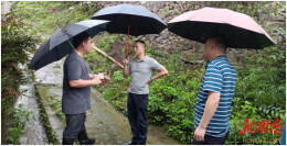 洪江区横岩乡：当好群众“撑伞人”