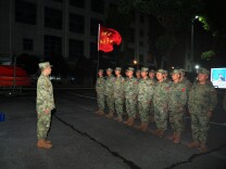 岳阳楼区“张超民兵先锋连”驰援华容县洞庭湖一线堤防