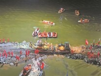 军民合力 决口合龙