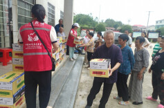 爱心捐赠暖人心 防汛救灾献真情