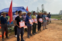 临湘市坦渡镇：表彰会开到防汛一线