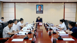 覃歇民主持召开县委常委会会议