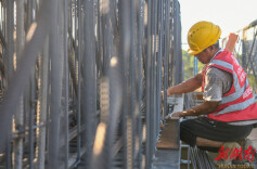 湖南道县：错时施工避高温（组图）