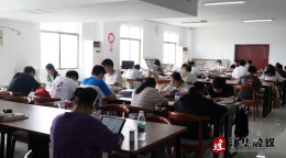 江华：图书馆里书香浓  暑期掀起“读书热”