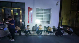 华容防汛救灾一线闪耀“志愿红”