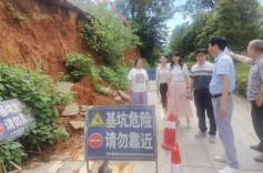 岳塘区建设路街道：人大代表“汛”速行动 筑牢防汛“安全墙”