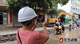 【两河三岸 我在现场】左凤英：家门口的监督员