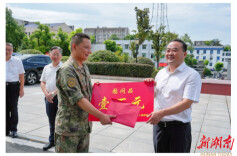 刘正仁开展“八一”慰问活动