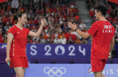 “雅思”组合圆梦！郑思维/黄雅琼夺得羽毛球混双金牌