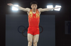 湖南运动员严浪宇夺得奥运会男子蹦床铜牌