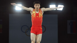 男子蹦床决赛，湖南运动员严浪宇获铜牌