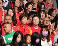 备战时智囊团，比赛时助威团！张怡宁丁宁观战女单决赛