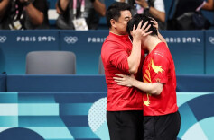 这一抱，是跨越20年的圆满！