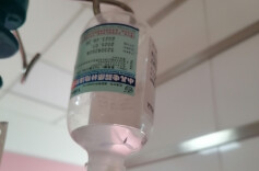 调查报道丨输液吊瓶里有异物!医院管理不当 药液遭遇检验难