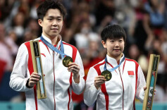 奥运会获奖运动员拿的长条盒子里是啥？