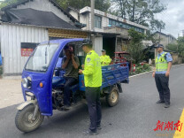 永顺石堤镇：交通宣传到村口，群众出行有保障