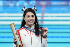 好奇很久了！运动员手里拿的长条纸盒，到底是什么？