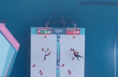 湖南运动员邓丽娟夺得奥运会攀岩女子速度银牌