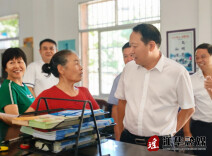 段贵建以人大代表身份到春晓社区人大代表联络站开展“进站履职接待日”活动