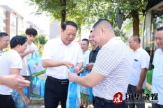 段贵建走访慰问高温一线工作人员