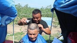 大堤上来了“理发师”