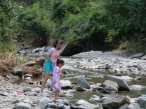 
会同：“溯溪”成热门消暑方式