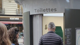 第一视角看巴黎，公共厕所好不好上？