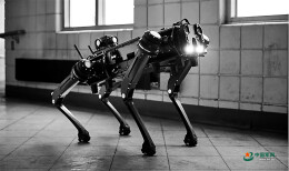 地面武装机器人大步走来