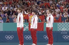 国乒女团战胜日本队夺金升国旗！全场齐唱国歌！