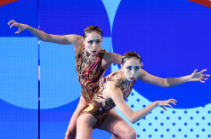 首夺花游双人奥运金牌！中国姐妹花创历史