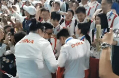 感动！举重队金牌都挂在了石智勇身上