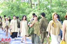 古韵新生！首届植物染小镇服装秀点亮会同墓脚