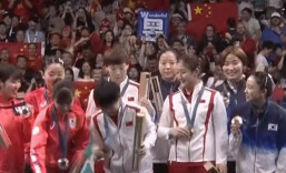 指挥莎莎又上线啦 颁奖仪式上这一幕太有爱了！