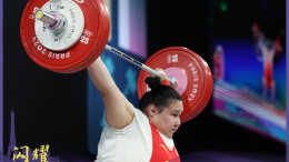 李雯雯卫冕，比心巴黎