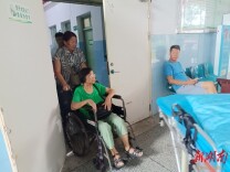 送孤寡老人就医，亲情式关怀暖人心