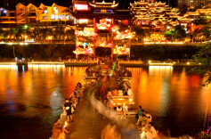 一河夜色起 客从八方来