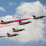 中国战机埃及上演谁持彩练当空舞