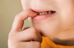 “医”图读懂｜10个孩子，怕是有9个爱咬指甲吧？