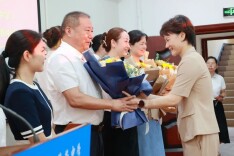 崔晓开展教师节慰问活动