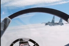 中国空军驱离外机真实影像公布